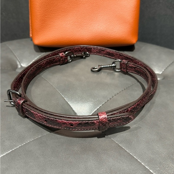 🌟SOLD!!🌟FIRM PRICE Coach Small Town Bucket Bag-2 way Bag.🧡Great Color 4 Fall🧡 - Picture 2 of 12